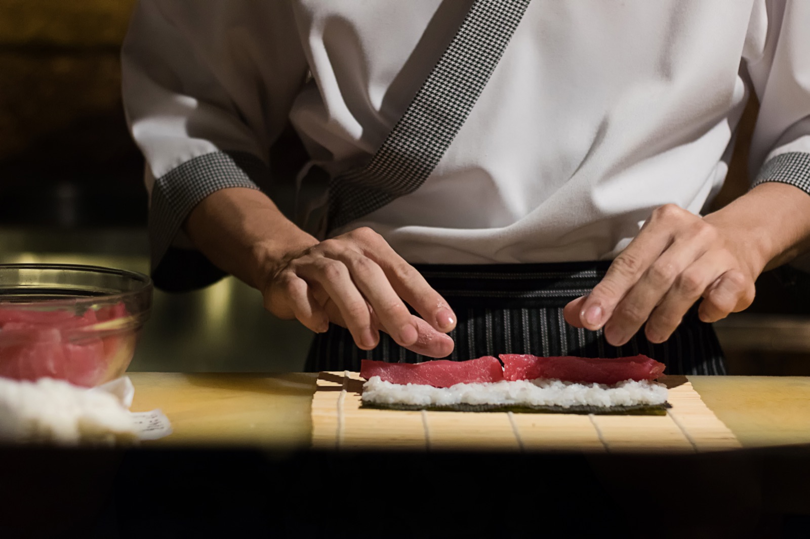 Chef préparant des sushi avec soin